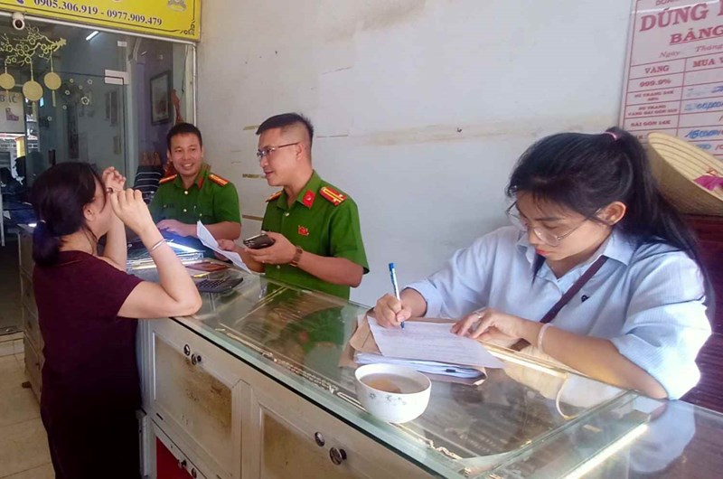 Lực lượng Công an tỉnh Đắk Lắk tuyên truyền các biện pháp kỹ thuật phòng chống tội phạm tại cơ sở kinh doanh vàng, bạc đá quý. Ảnh: Công an cung cấp Lực lượng Công an tỉnh Đắk Lắk tuyên truyền các biện pháp kỹ thuật phòng chống tội phạm tại cơ sở kinh doanh vàng, bạc đá quý. Ảnh: Công an cung cấp