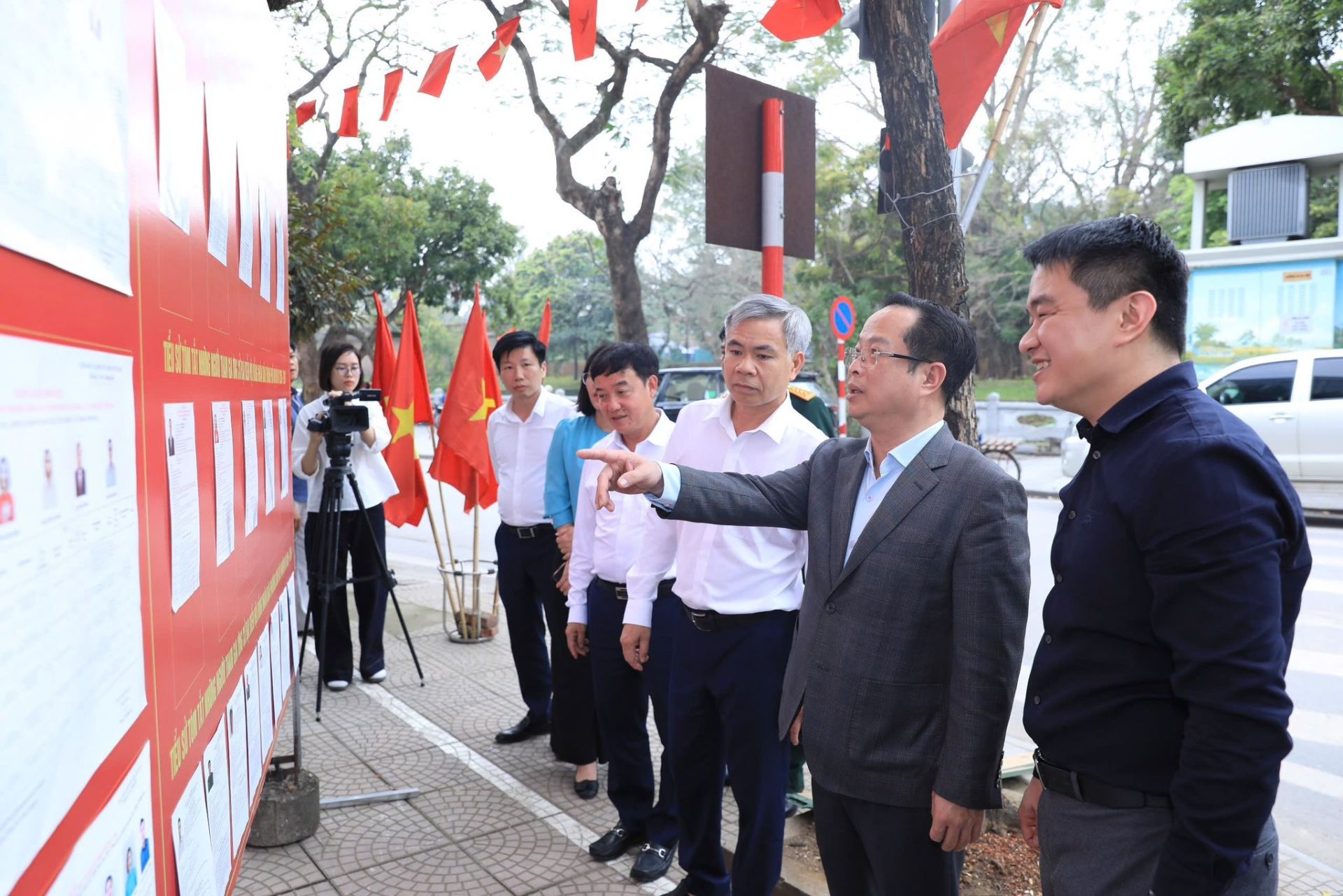 Đồng chí Trần Thế Cương cùng các thành viên đoàn công tác kiểm tra việc niêm yết danh sách cử tri và thông tin ứng cử viên, yêu cầu bảo đảm đầy đủ, đúng quy định, tạo thuận lợi cho cử tri theo dõi và thực hiện quyền bầu cử. Đồng chí Trần Thế Cương cùng các thành viên đoàn công tác kiểm tra việc niêm yết danh sách cử tri và thông tin ứng cử viên, yêu cầu bảo đảm đầy đủ, đúng quy định, tạo thuận lợi cho cử tri theo dõi và thực hiện quyền bầu cử.