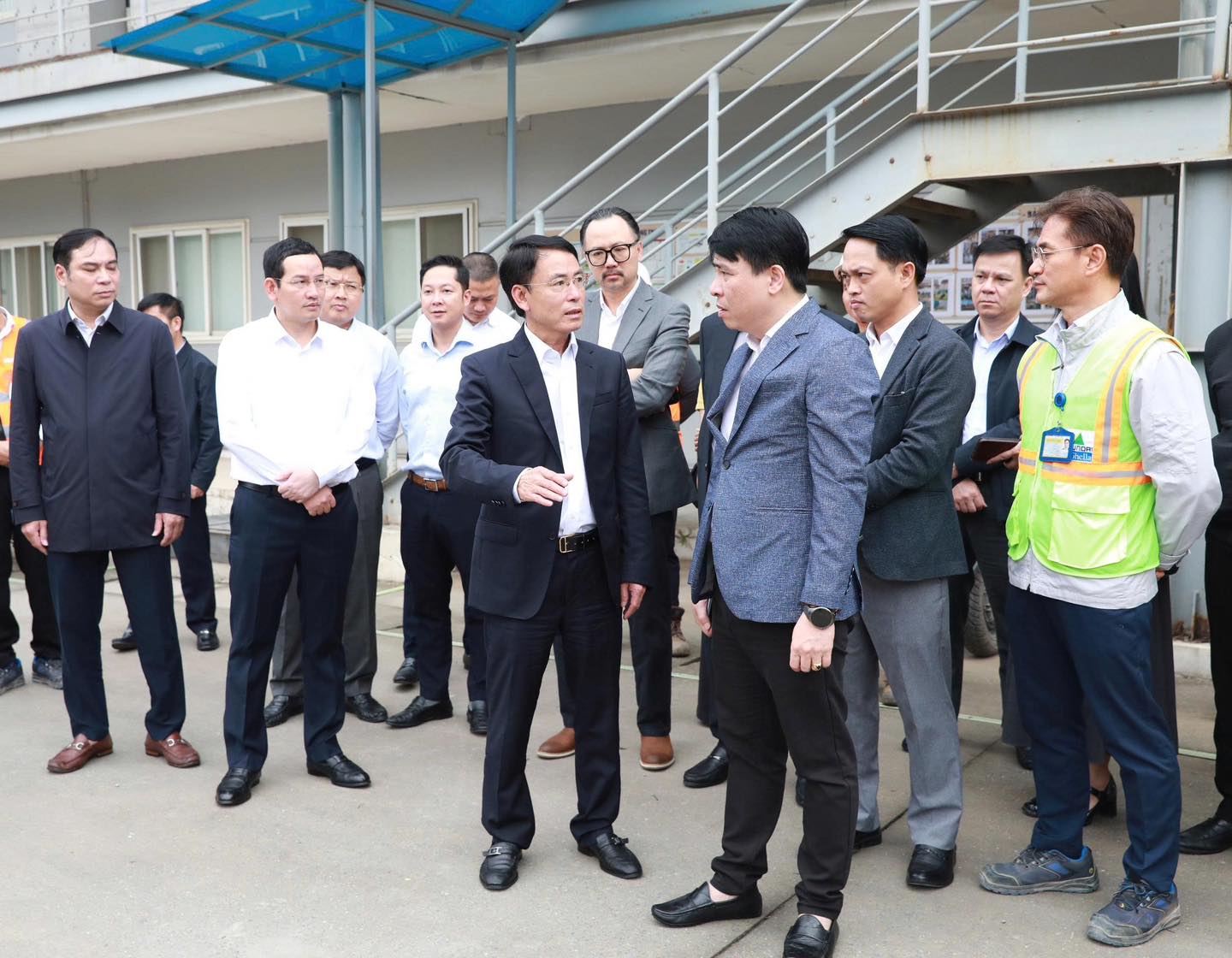 Ph&oacute; B&iacute; thư Thường trực Th&agrave;nh ủy Nguyễn Trọng Đ&ocirc;ng trao đổi với Ban Quản l&yacute; dự &aacute;n v&agrave; c&aacute;c đơn vị thi c&ocirc;ng về giải ph&aacute;p đẩy nhanh tiến độ, bảo đảm an to&agrave;n v&agrave; giảm &ugrave;n tắc quanh khu vực c&ocirc;ng trường.