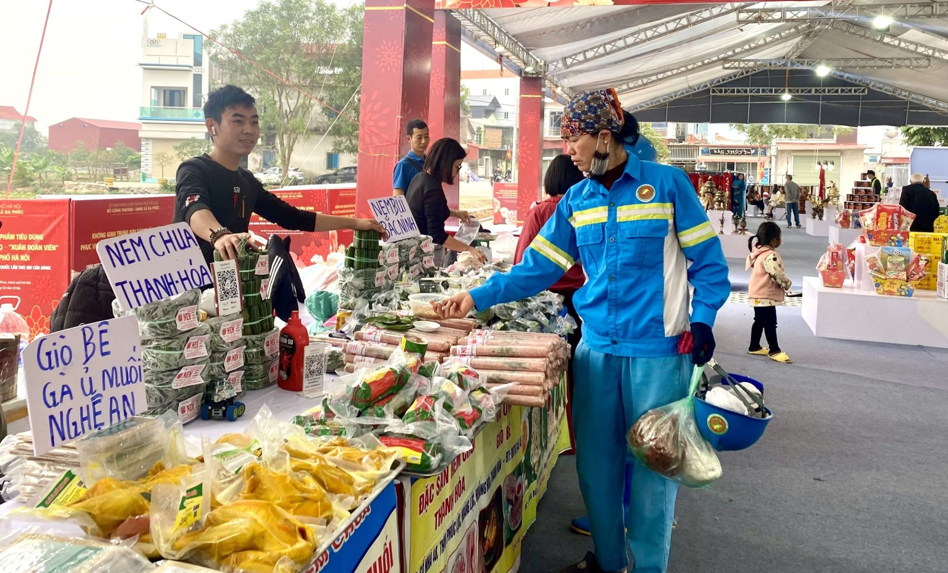 C&aacute;c chương tr&igrave;nh tuần h&agrave;ng Việt, n&ocirc;ng sản được triển khai tại c&aacute;c v&ugrave;ng ngoại th&agrave;nh dịp Tết.