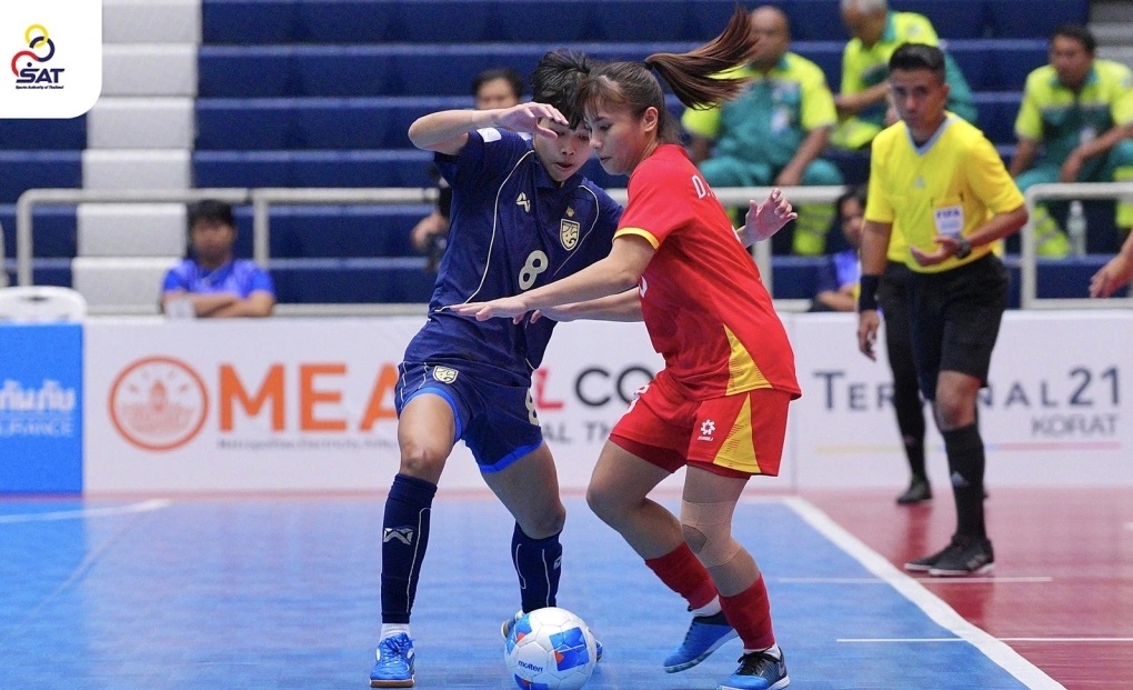 Việt Nam (áo đỏ) để thua Thái Lan 2-4 ở bán kết giải futsal nữ Đông Nam Á 2026, tối 28/2 (Ảnh: FA) Việt Nam (áo đỏ) để thua Thái Lan 2-4 ở bán kết giải futsal nữ Đông Nam Á 2026, tối 28/2 (Ảnh: FA)
