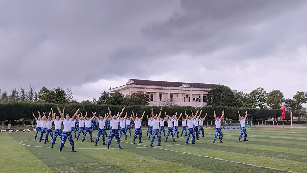 Luyện tập thể dục, v&otilde; thuật phục vụ lễ ra qu&acirc;n huấn luyện