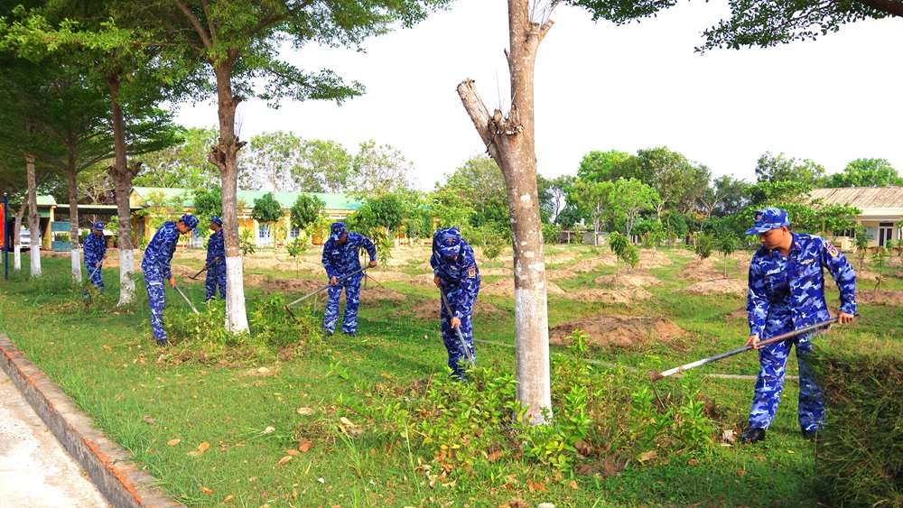 C&aacute;n bộ, chiến sĩ t&iacute;ch cực trong x&acirc;y dựng cảnh quan đơn vị