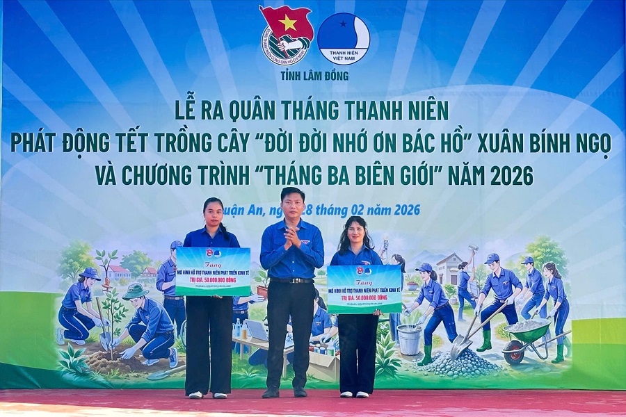 Ban Thường vụ Tỉnh đo&agrave;n L&acirc;m Đồng trao tặng 2 m&ocirc; h&igrave;nh hỗ trợ thanh ni&ecirc;n đồng b&agrave;o d&acirc;n tộc thiểu số ph&aacute;t triển kinh tế