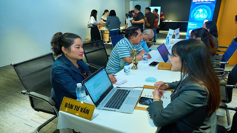 B&agrave;n tư vấn ph&aacute;p luật miễn ph&iacute; tại tọa đ&agrave;m.