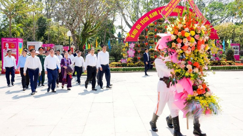 Chủ tịch Quốc hội Trần Thanh Mẫn dâng hương tưởng niệm Chủ tịch Hồ Chí Minh tại Nghệ An