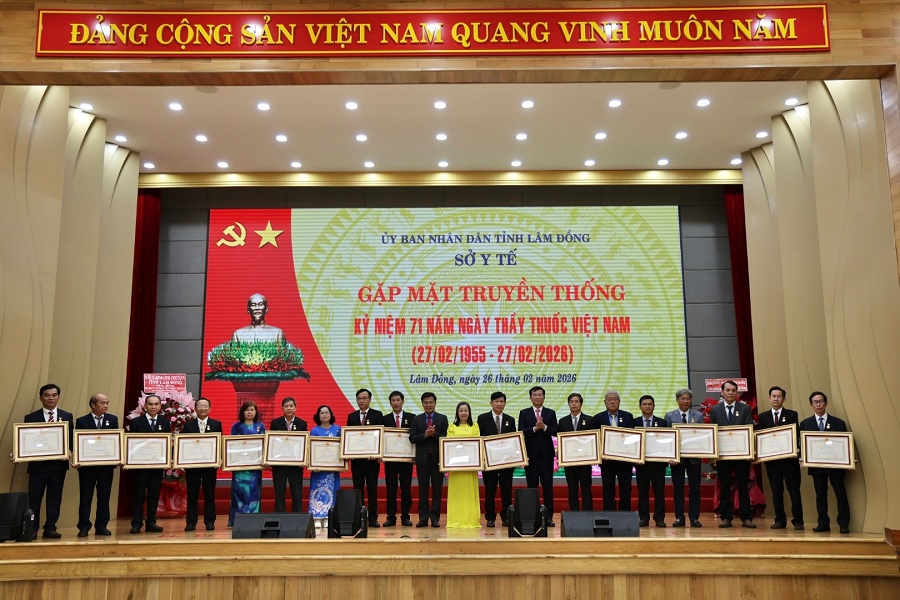 Đồng ch&iacute; Hồ Văn Mười, Ủy vi&ecirc;n Ban Chấp h&agrave;nh Trung ương Đảng, Ph&oacute; B&iacute; thư Tỉnh ủy, Chủ tịch UBND tỉnh v&agrave; Tỉnh ủy vi&ecirc;n, Ph&oacute; Chủ tịch UBND tỉnh Đinh Văn Tuấn thừa ủy quyền của Chủ tịch nước, trao danh hiệu Thầy thuốc ưu t&uacute; cho c&aacute;c c&aacute; nh&acirc;n ti&ecirc;u biểu của ng&agrave;nh Y tế L&acirc;m Đồng