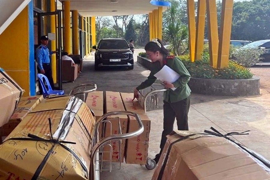 C&ocirc;ng an tỉnh L&acirc;m Đồng tham gia kiểm tra c&ocirc;ng t&aacute;c chuẩn bị đ&oacute;ng cửa tạm thời cảng h&agrave;ng kh&ocirc;ng quốc tế Li&ecirc;n Khương.