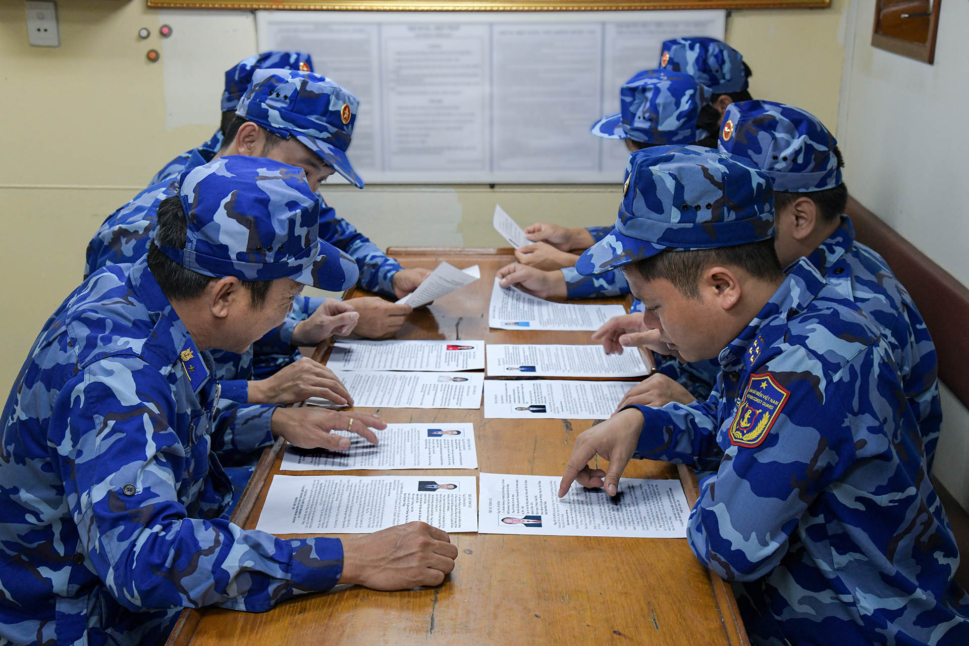 Cử tri nghi&ecirc;n cứu tiểu sử, chương tr&igrave;nh h&agrave;nh động của người ứng cử.