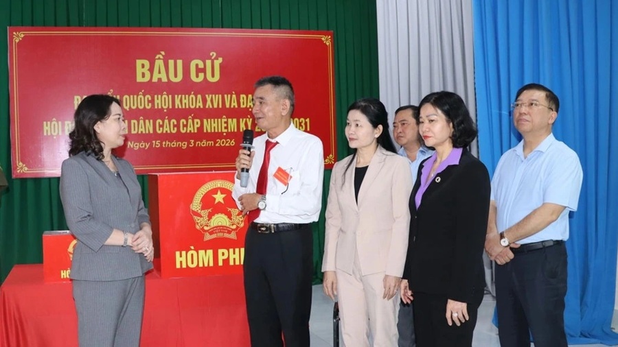 Ph&oacute; Chủ tịch nước V&otilde; Thị &Aacute;nh Xu&acirc;n kiểm tra c&ocirc;ng t&aacute;c bầu cử tại Đồng Nai (ảnh: DT)