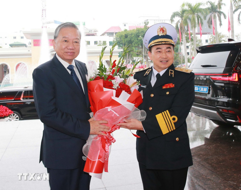 L&atilde;nh đạo Qu&acirc;n chủng Hải qu&acirc;n đ&oacute;n Tổng B&iacute; thư T&ocirc; L&acirc;m. (Ảnh: Trọng Đức/TTXVN)