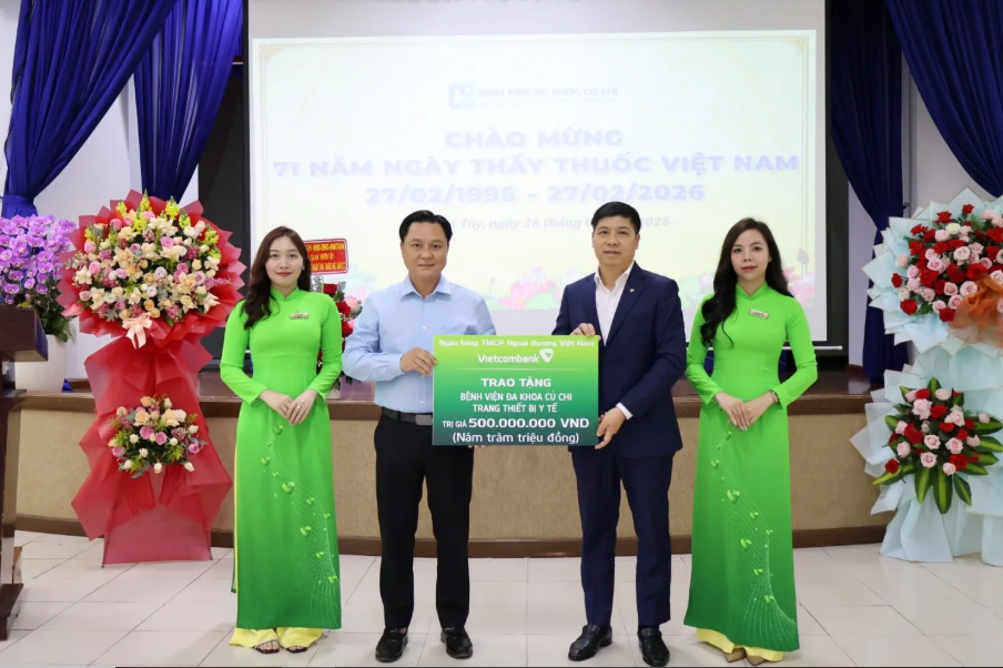 &Ocirc;ng Hồng Quang (thứ 2 từ phải sang) trao biển tượng trưng hỗ trợ 500 triệu đồng cho Bệnh viện Đa khoa Củ Chi. Ảnh: VCB
