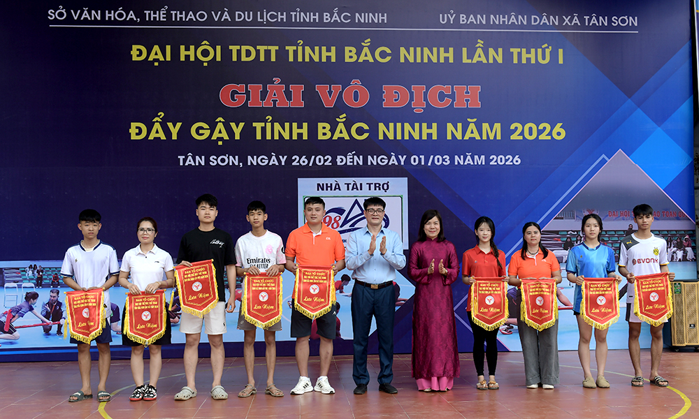 Ban tổ chức trao cờ lưu niệm cho c&aacute;c đội tham dự giải.