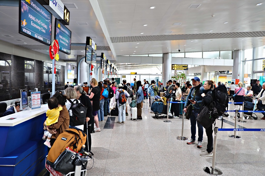 H&agrave;nh kh&aacute;ch tại Cảng h&agrave;ng kh&ocirc;ng quốc tế Li&ecirc;n Khương ng&agrave;y 27/2. Ảnh: Ch&iacute;nh Th&agrave;nh