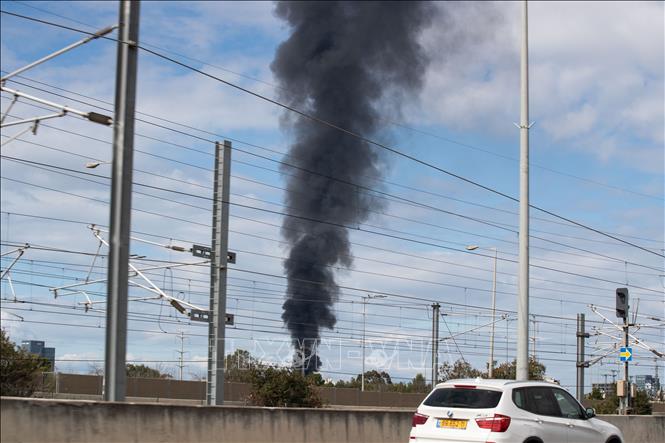 Kh&oacute;i bốc l&ecirc;n tại th&agrave;nh phố Tel Aviv, Israel ng&agrave;y 28/2/2026. Ảnh: THX/TTXVN