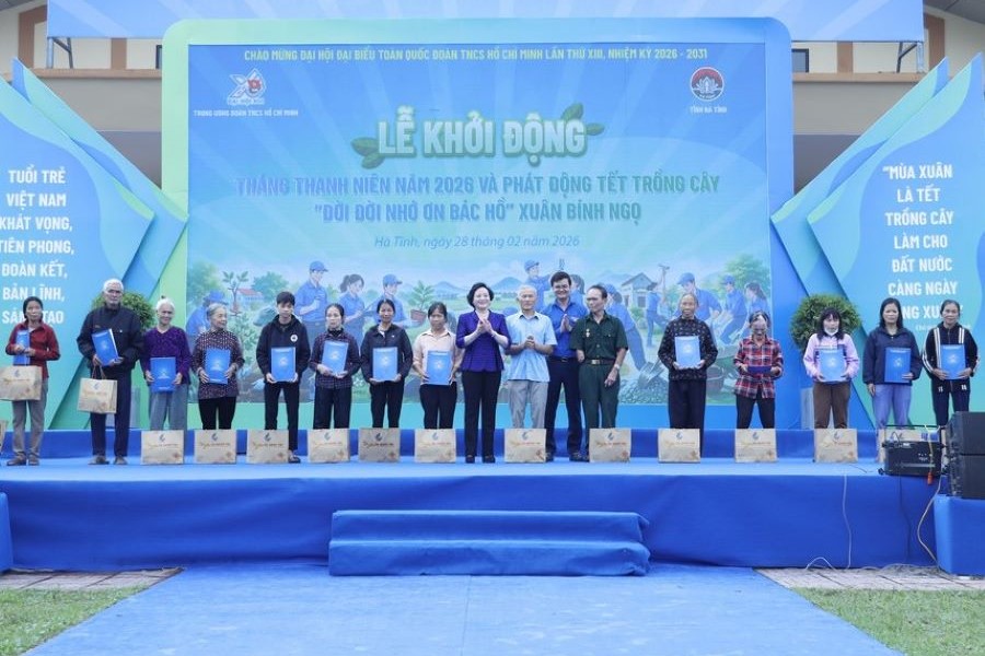 Ph&oacute; Thủ tướng Ch&iacute;nh phủ Phạm Thị Thanh Tr&agrave; v&agrave; B&iacute; thư thứ nhất BCH T.Ư Đo&agrave;n TNCS Hồ Ch&iacute; Minh B&ugrave;i Quang Huy trao qu&agrave; cho c&aacute;c gia đ&igrave;nh kh&oacute; khăn