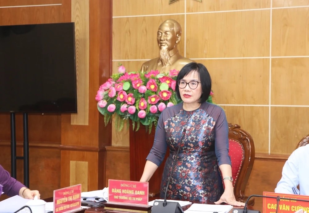 Thứ trưởng Bộ Tư ph&aacute;p Đặng Ho&agrave;ng Oanh kết luận buổi l&agrave;m việc.