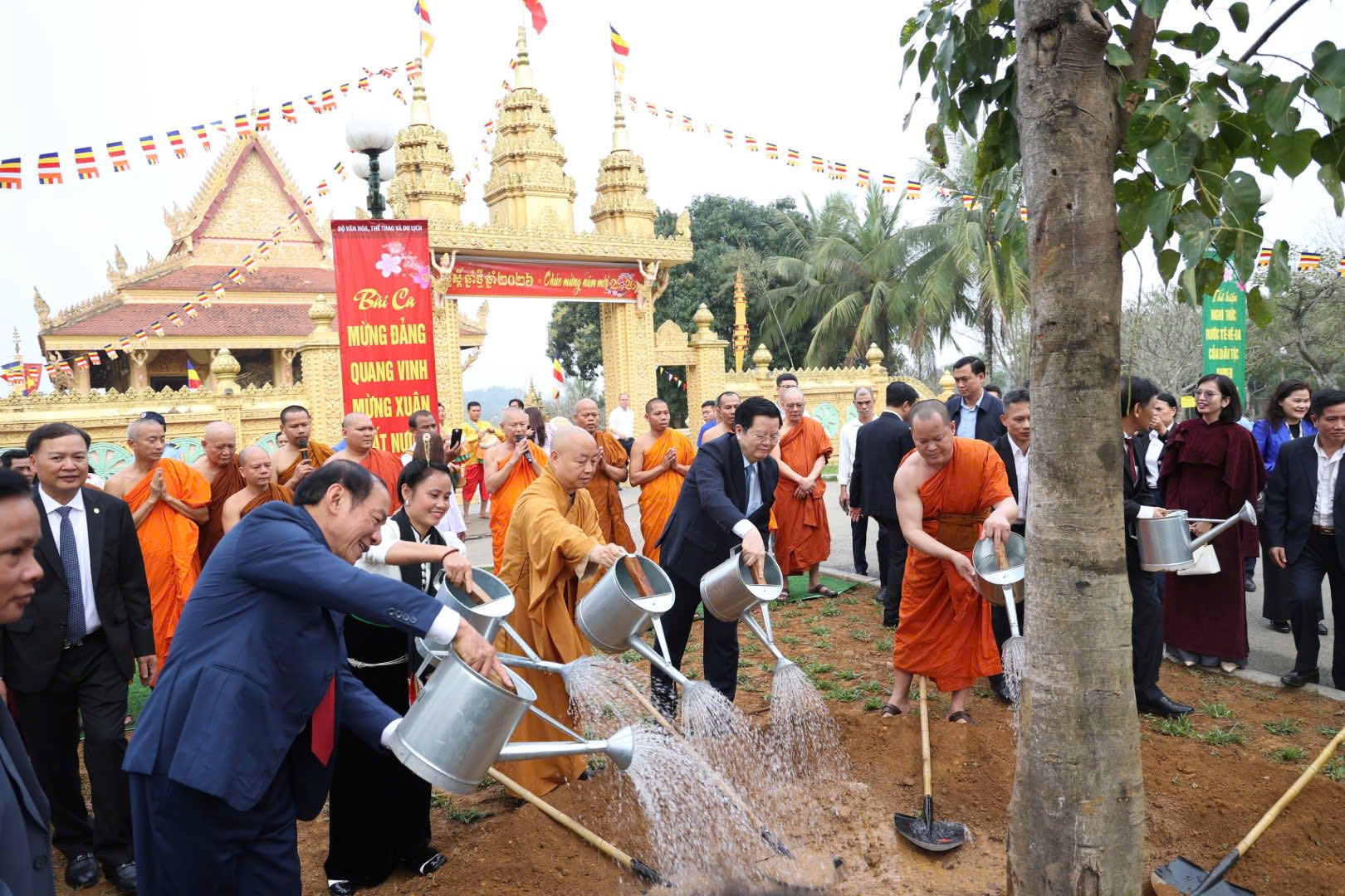 Ph&oacute; thủ tướng Mai Văn Ch&iacute;nh v&agrave; c&aacute;c đại biểu trồng c&acirc;y lưu niệm.