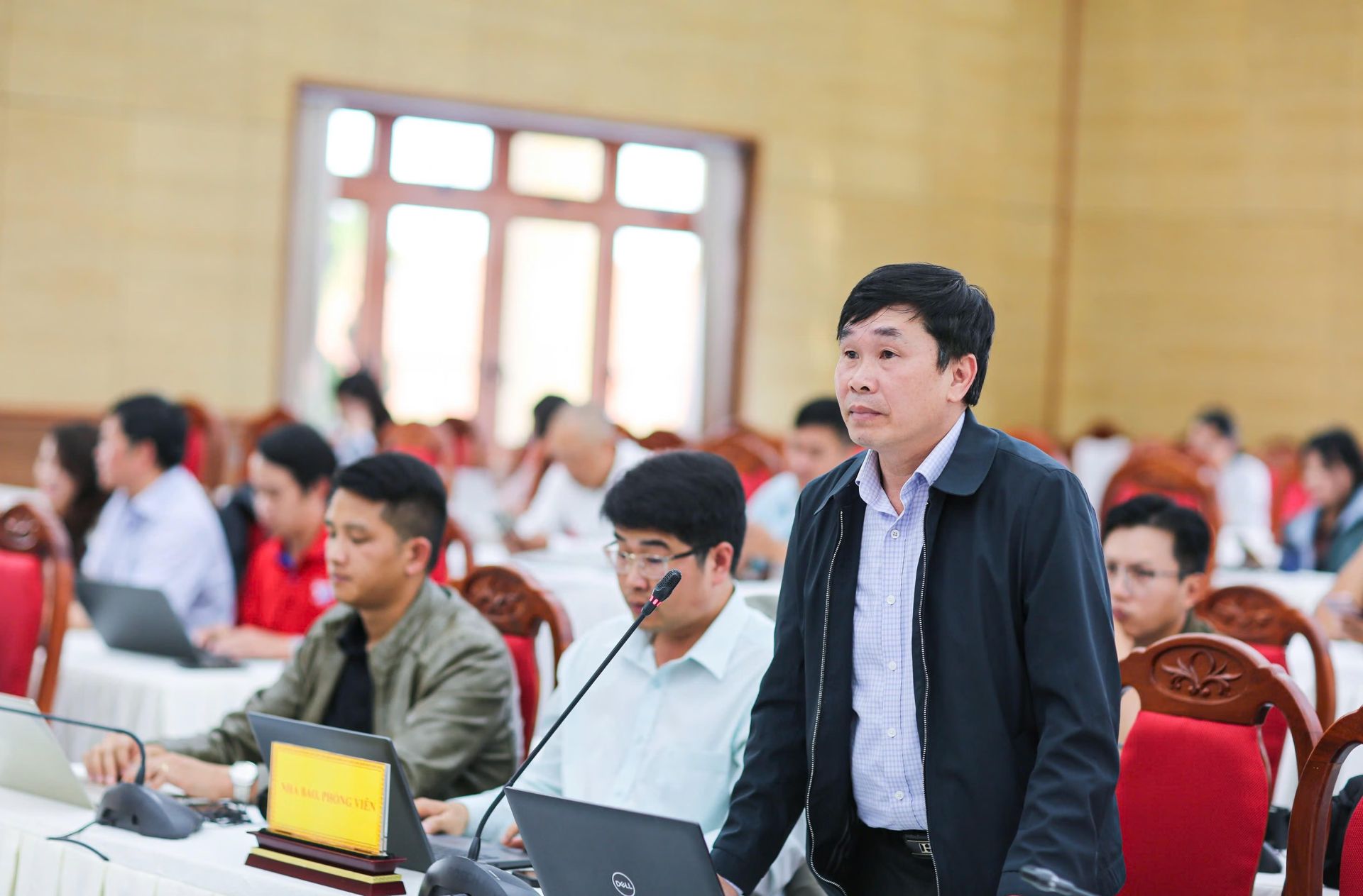 Ph&oacute;ng vi&ecirc;n Th&ocirc;ng tấn x&atilde; Việt Nam đạt c&acirc;u hỏi tại buổi họp b&aacute;o