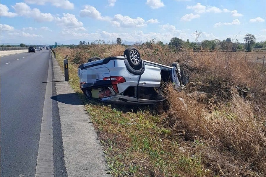 Ô tô 7 chỗ lật bên lề cao tốc Vĩnh Hảo - Phan Thiết