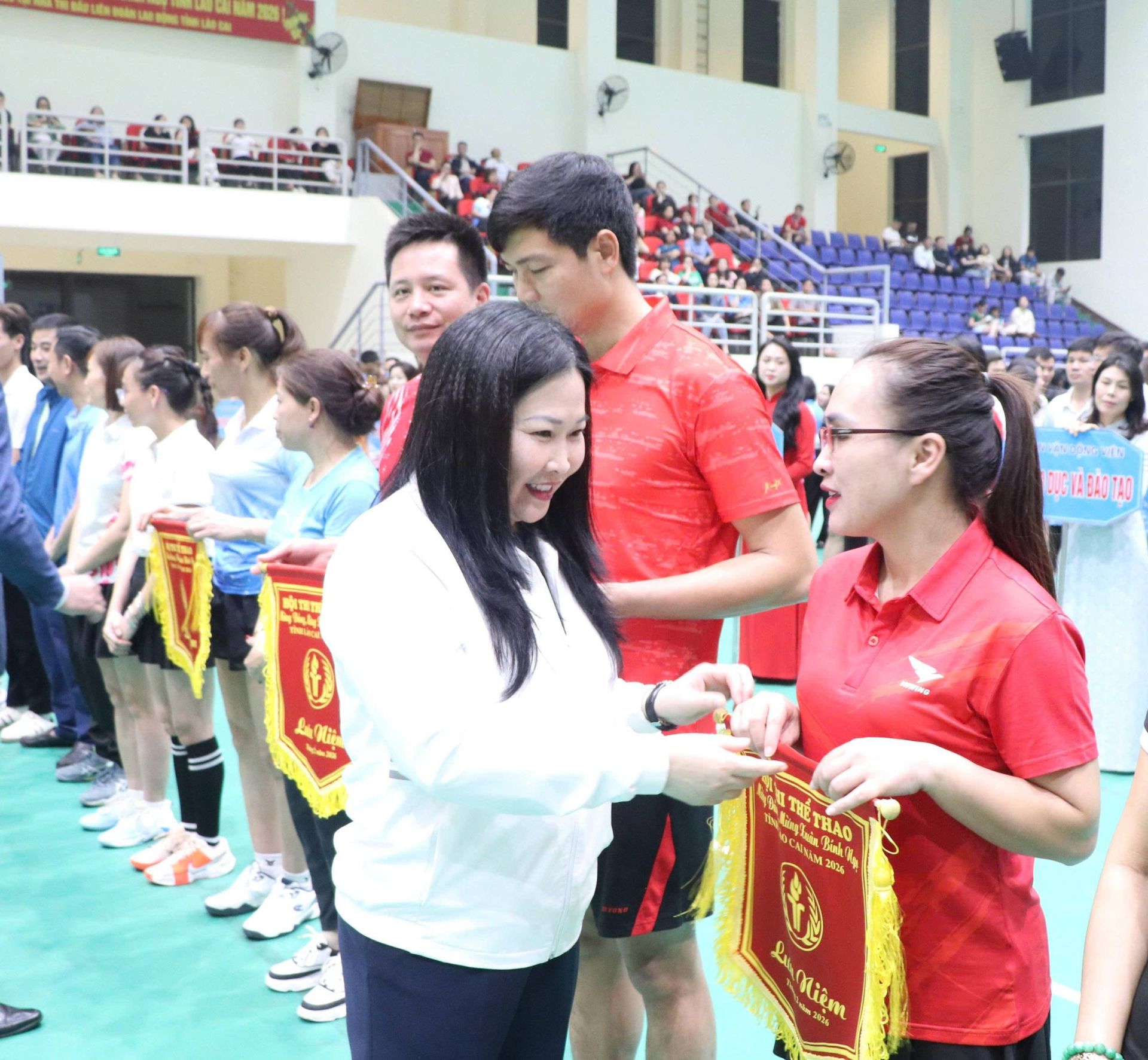 Ph&oacute; Chủ tịch UBND tỉnh L&agrave;o Cai Vũ Thị Hiền Hạnh tặng cờ lưu niệm cho c&aacute;c đơn vị tham gia giải.