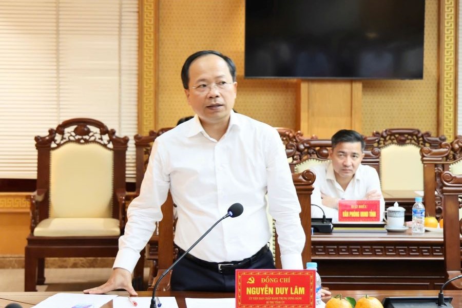 B&iacute; thư Tỉnh ủy H&agrave; Tĩnh Nguyễn Duy L&acirc;m ph&aacute;t biểu tại buổi l&agrave;m việc