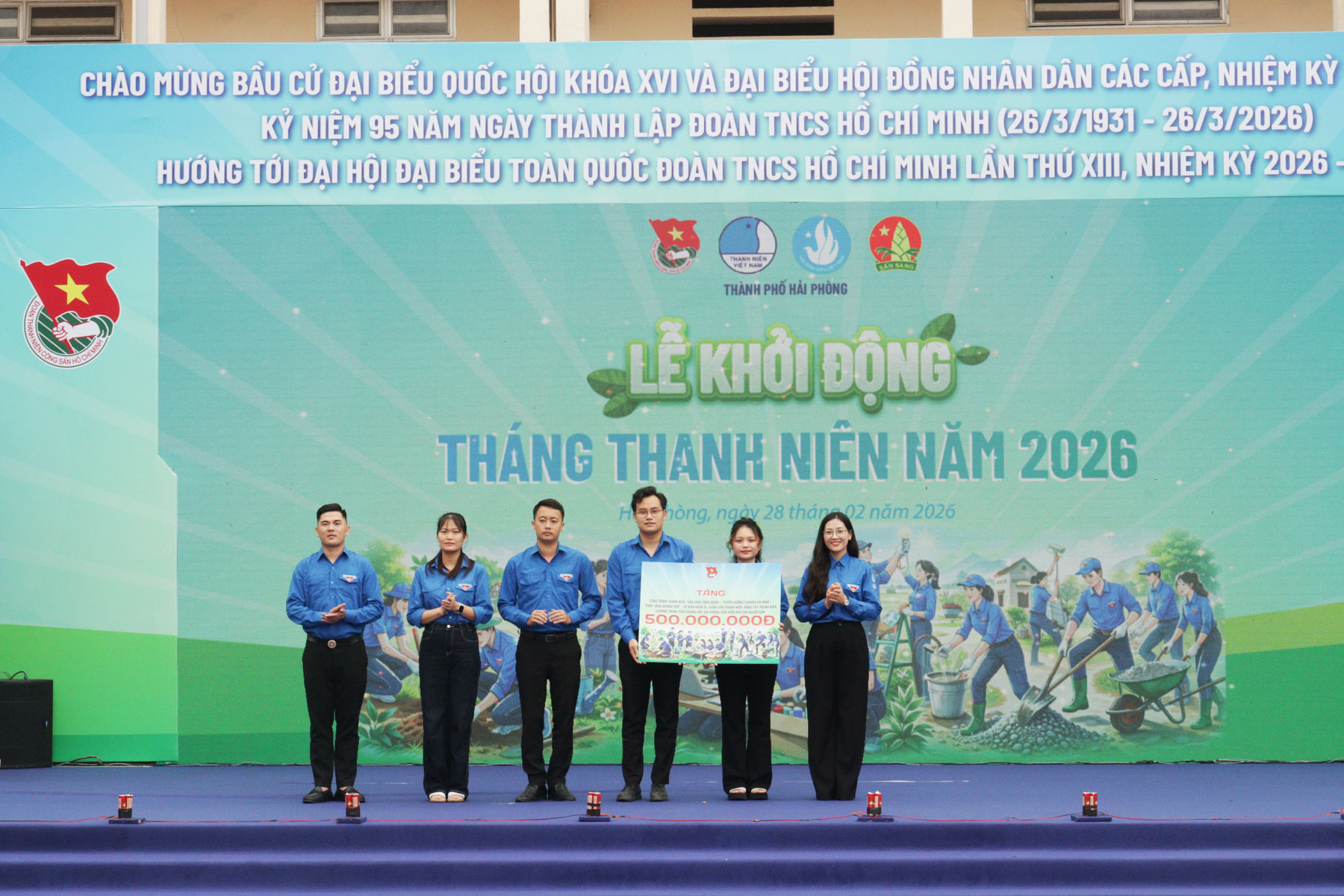 Trao biển tượng trưng c&aacute;c nguồn lực cho c&aacute;c đơn vị.