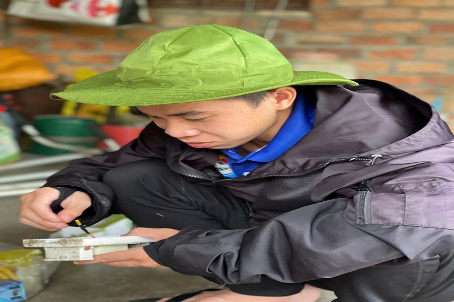 Thanh ni&ecirc;n, đảng vi&ecirc;n trẻ Mai Trung Hậu tham gia hoạt động thiện nguyện tại phường Mũi N&eacute;