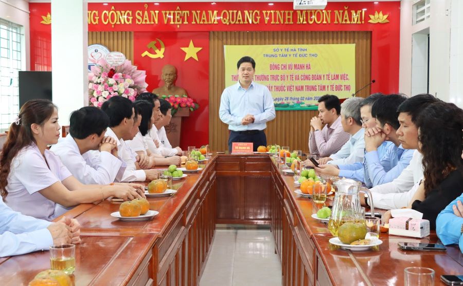 Thứ trưởng Thường trực Bộ Y tế Vũ Mạnh H&agrave; ph&aacute;t biểu tại buổi l&agrave;m việc