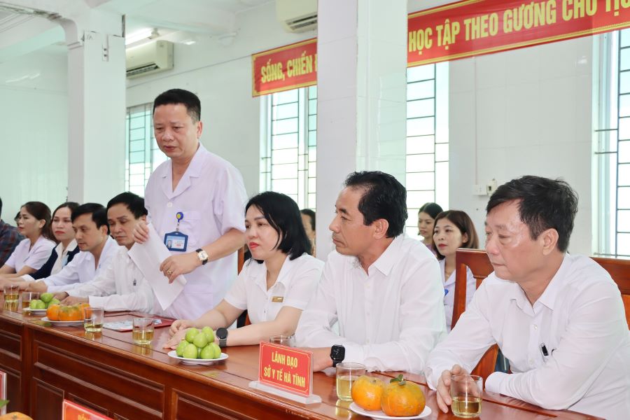 Gi&aacute;m đốc Trung t&acirc;m Y tế Đức Thọ Nguyễn Đ&igrave;nh Thiện ph&aacute;t biểu tại buổi l&agrave;m việc