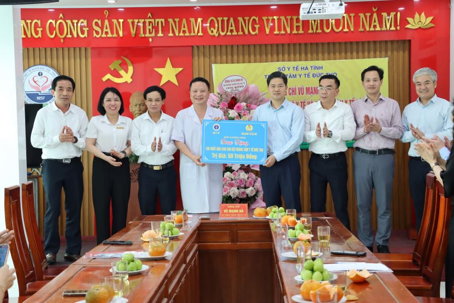 Thứ trưởng Thường trực Bộ Y tế trao 100 suất quà cho Trung tâm Y tế Đức Thọ