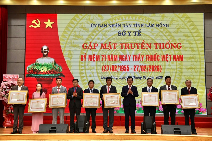 Thừa ủy quyền của Thủ tướng Ch&iacute;nh phủ, đồng ch&iacute; Hồ Văn Mười, Ủy vi&ecirc;n Ban Chấp h&agrave;nh Trung ương Đảng, Ph&oacute; B&iacute; thư Tỉnh ủy, Chủ tịch UBND tỉnh c&ugrave;ng Ph&oacute; Chủ tịch UBND tỉnh Đinh Văn Tuấn, trao Bằng khen của Thủ tướng Ch&iacute;nh phủ cho c&aacute;c c&aacute; nh&acirc;n c&oacute; nhiều đ&oacute;ng g&oacute;p trong c&ocirc;ng t&aacute;c chăm s&oacute;c v&agrave; bảo vệ sức khỏe Nh&acirc;n d&acirc;n