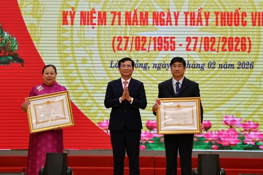 Thừa ủy quyền của Chủ tịch nước, đồng ch&iacute; Hồ Văn Mười, Ủy vi&ecirc;n Ban Chấp h&agrave;nh Trung ương Đảng, Ph&oacute; B&iacute; thư Tỉnh ủy, Chủ tịch UBND tỉnh, trao Hu&acirc;n chương Lao động hạng Ba cho c&aacute;c c&aacute; nh&acirc;n c&oacute; th&agrave;nh t&iacute;ch xuất sắc trong sự nghiệp chăm s&oacute;c v&agrave; bảo vệ sức khỏe Nh&acirc;n d&acirc;n