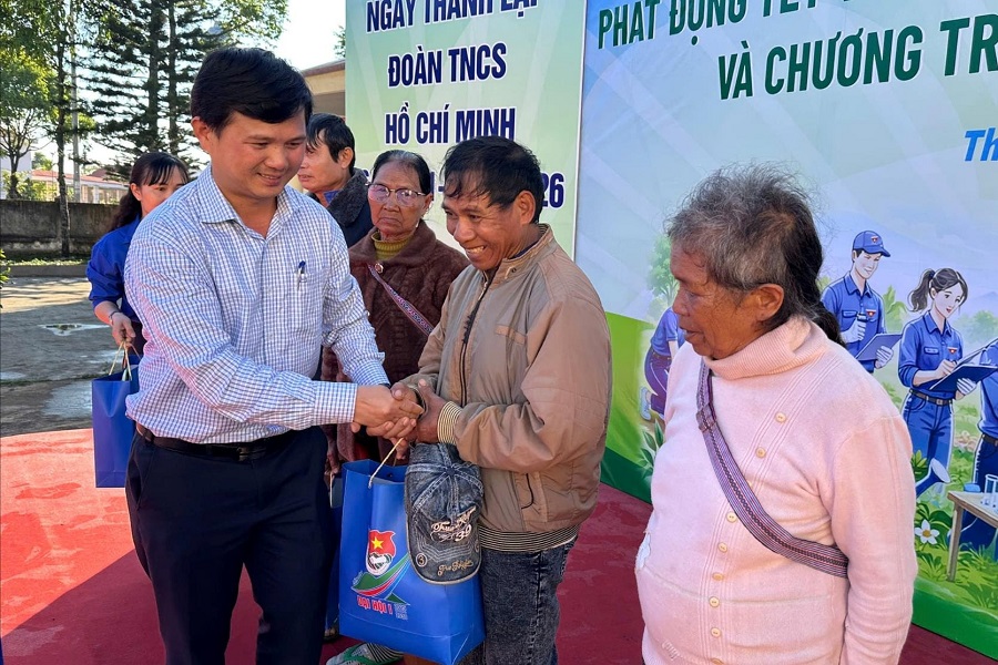 Trao tặng 20 suất qu&agrave; cho c&aacute;c hộ gia đ&igrave;nh ch&iacute;nh s&aacute;ch tr&ecirc;n địa b&agrave;n x&atilde; Thuận An