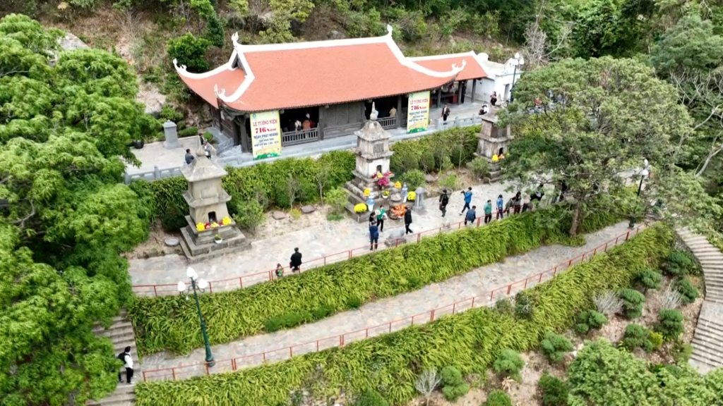 C&acirc;y xanh g&oacute;p phần tạo cảnh quan linh thi&ecirc;ng, trong l&agrave;nh cho ch&ugrave;a, am Ngọa V&acirc;n