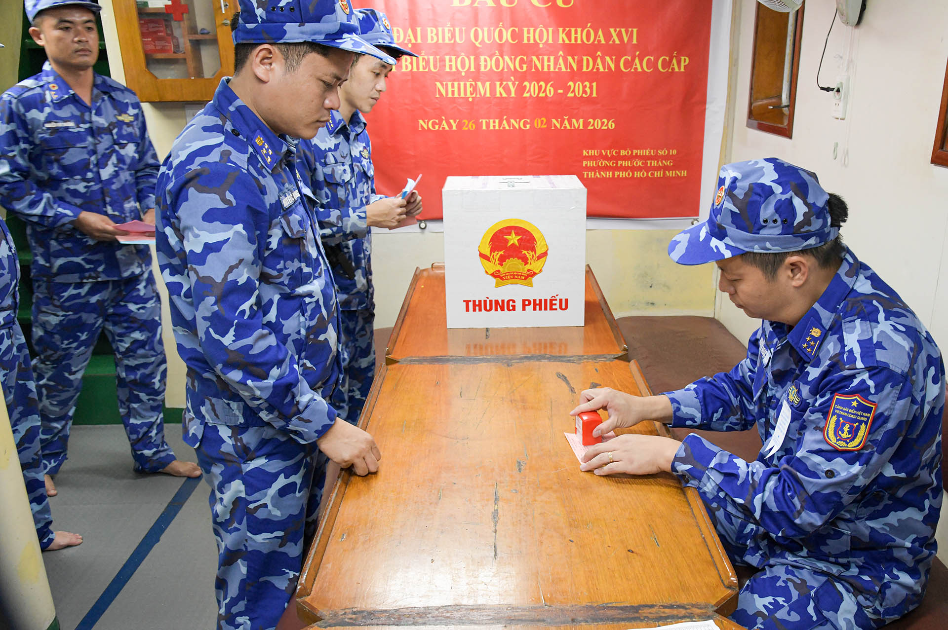 X&aacute;c nhận cử tri ho&agrave;n th&agrave;nh nhiệm vụ bầu cử.