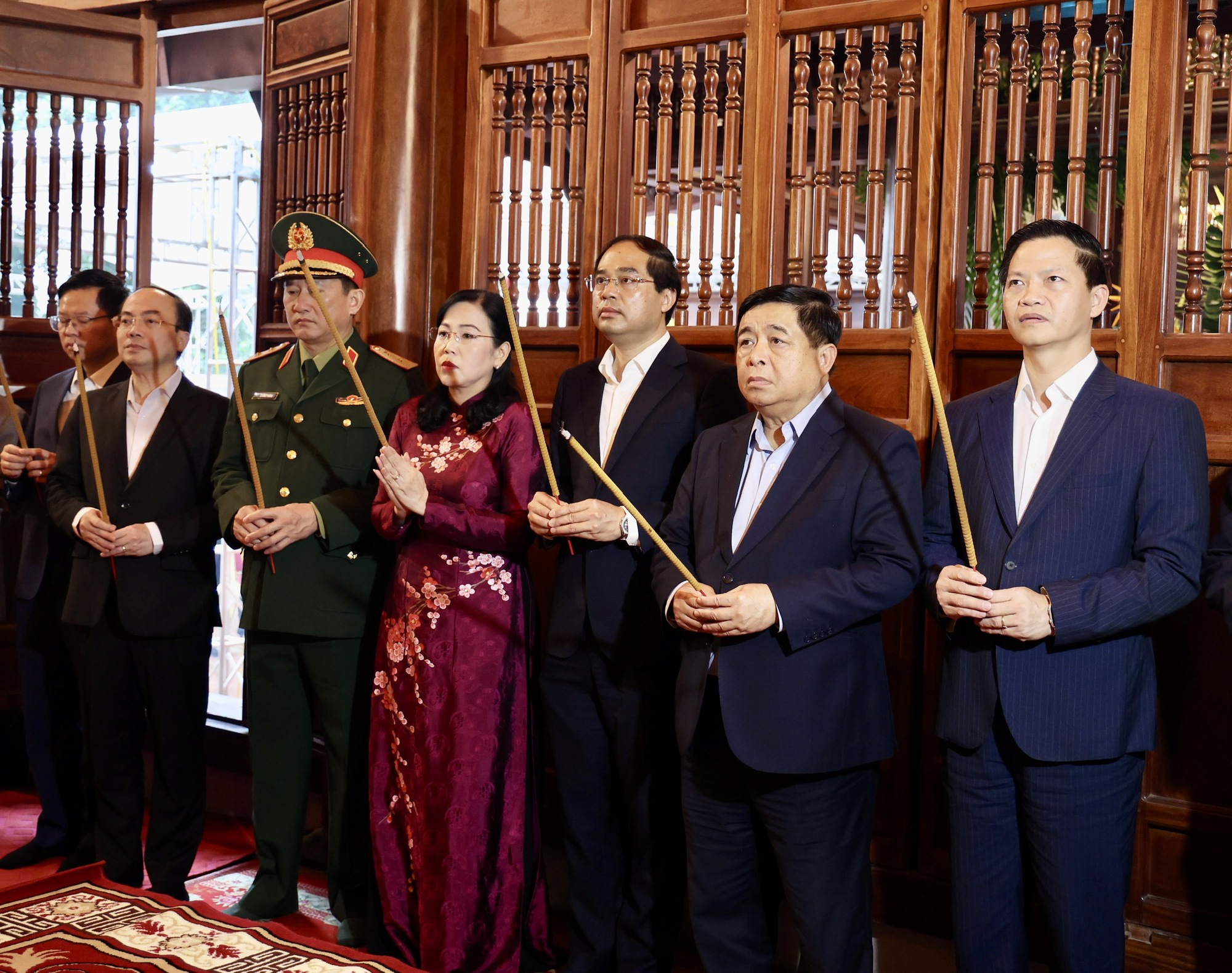 Ph&oacute; Thủ tướng Ch&iacute;nh phủ Nguyễn Ch&iacute; Dũng v&agrave; c&aacute;c l&atilde;nh đạo d&acirc;ng hương tại Đền thờ L&yacute; Nam Đế.