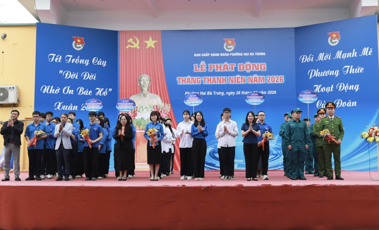 Lãnh đạo phường và các đội hình thanh niên tình nguyện tại Lễ phát động Tháng Thanh niên năm 2026, thể hiện quyết tâm đổi mới mạnh mẽ phương thức hoạt động của tổ chức Đoàn. Lãnh đạo phường và các đội hình thanh niên tình nguyện tại Lễ phát động Tháng Thanh niên năm 2026, thể hiện quyết tâm đổi mới mạnh mẽ phương thức hoạt động của tổ chức Đoàn.