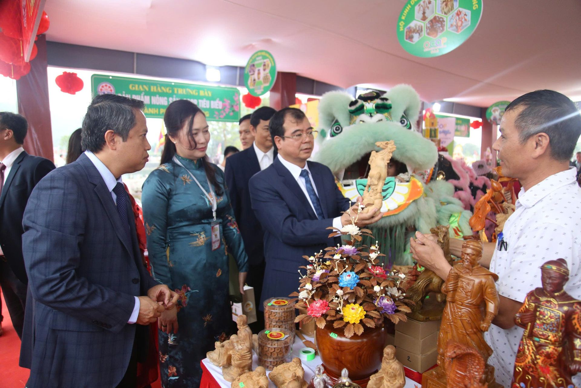 L&atilde;nh đạo th&agrave;nh phố thăm quan khu trưng b&agrave;y l&agrave;ng nghề truyền thống.