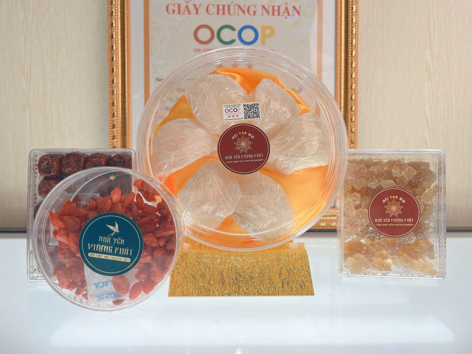 Yến r&uacute;t l&ocirc;ng kh&ocirc; thượng hạng được xem l&agrave; d&ograve;ng cao cấp nhất, đại diện cho triết l&yacute; l&agrave;m nghề nghi&ecirc;m cẩn v&agrave; cầu to&agrave;n.