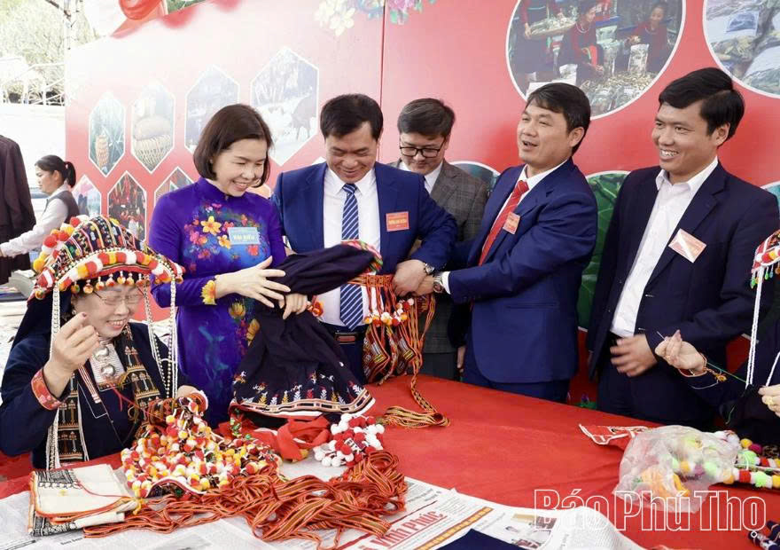 Đồng ch&iacute; Ph&oacute; Chủ tịch UBND tỉnh Ph&ugrave;ng Thị Kim Nga tham quan c&aacute;c khu trưng b&agrave;y giới thiệu n&eacute;t đẹp văn ho&aacute;, sản phẩm, m&oacute;n ăn đặc sắc của địa phương.
