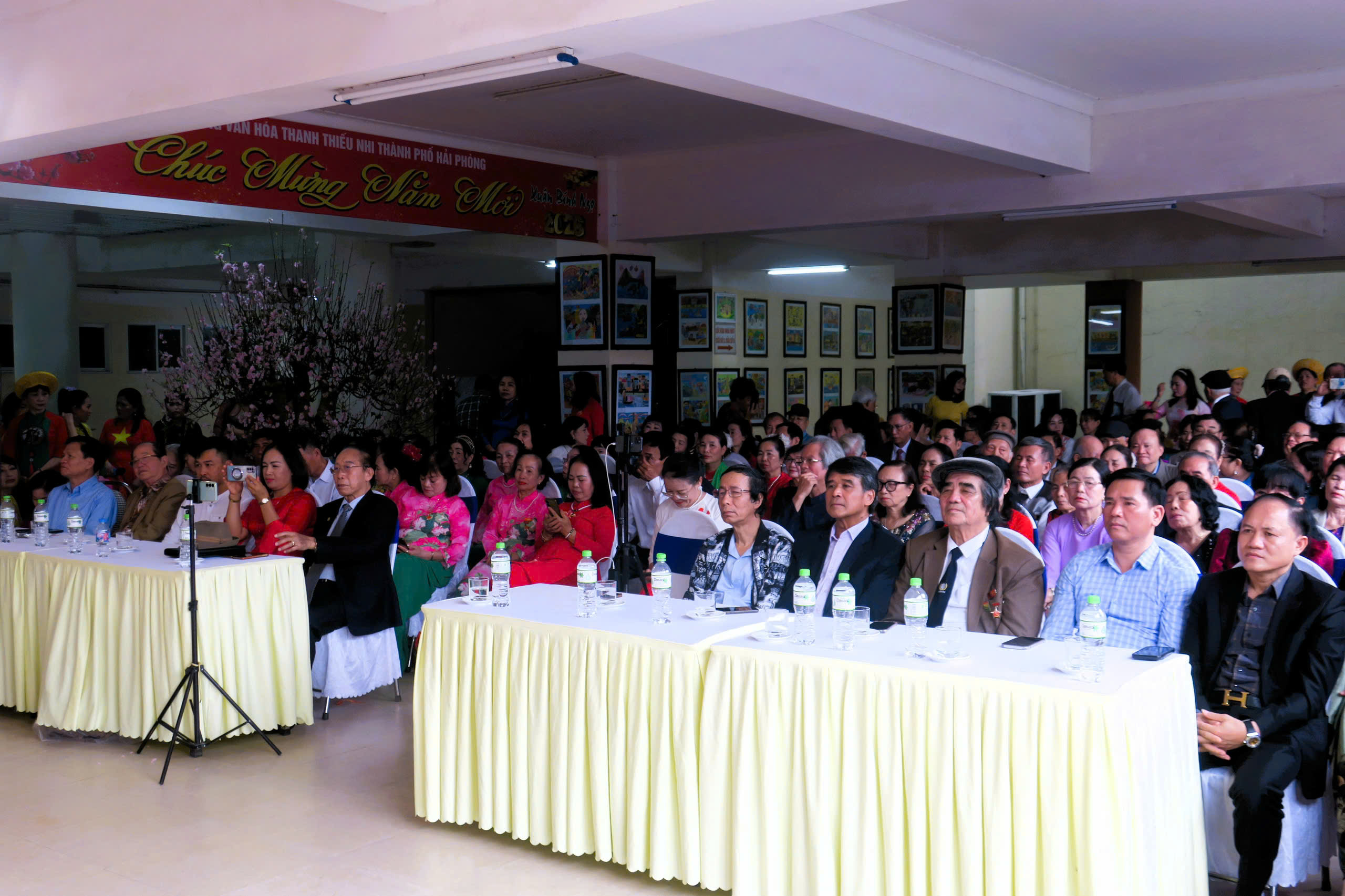 Đông đảo người yêu thơ tham dự chương trình. Đông đảo người yêu thơ tham dự chương trình.