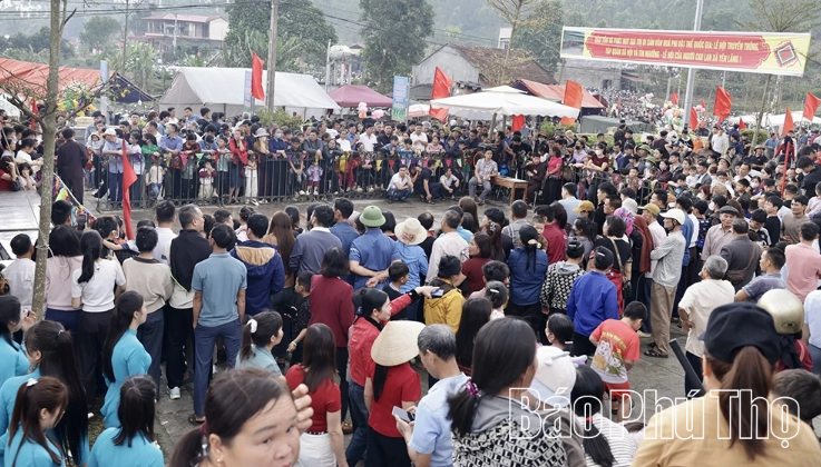 Lễ hội thu h&uacute;t h&agrave;ng chục ngh&igrave;n người v&agrave; du kh&aacute;ch thập phương tham gia.