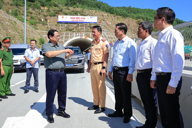 Thủ tướng kiểm tra Dự &aacute;n th&agrave;nh phần đoạn Quảng Ng&atilde;i - Ho&agrave;i Nhơn v&agrave; Ho&agrave;i Nhơn - Quy Nhơn - Ảnh: VGP/Nhật Bắc