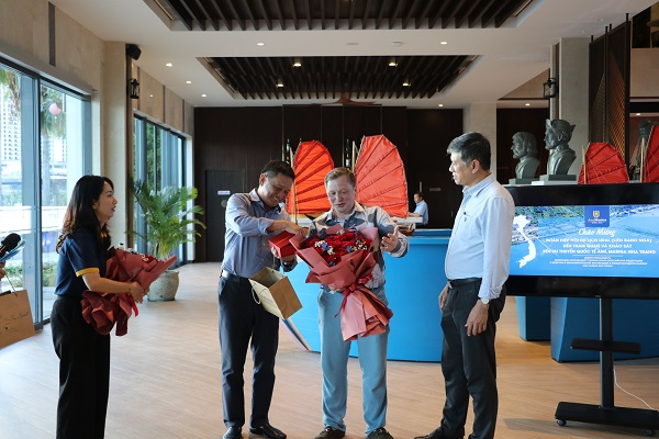 Đại diện Bến du thuyền quốc tế Ana Marina Nha Trang đ&oacute;n v&agrave; tặng qu&agrave; Trưởng đo&agrave;n HHDL Ural- LB Nga