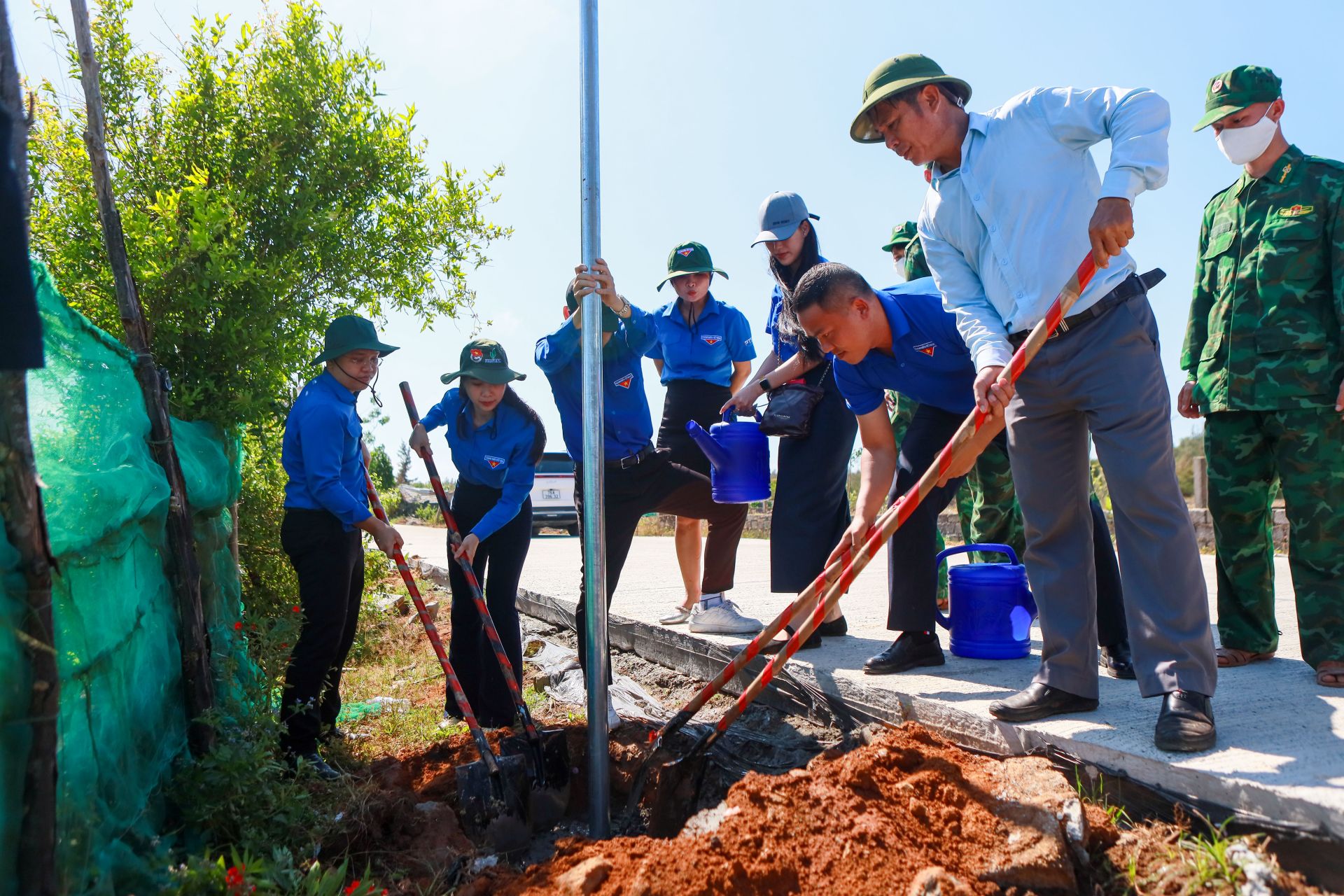 Tuổi trẻ BSR lắp đặt trụ đ&egrave;n điện mặt trời trong c&ocirc;ng tr&igrave;nh &ldquo;Tuyến đường năng lượng mặt trời&rdquo;