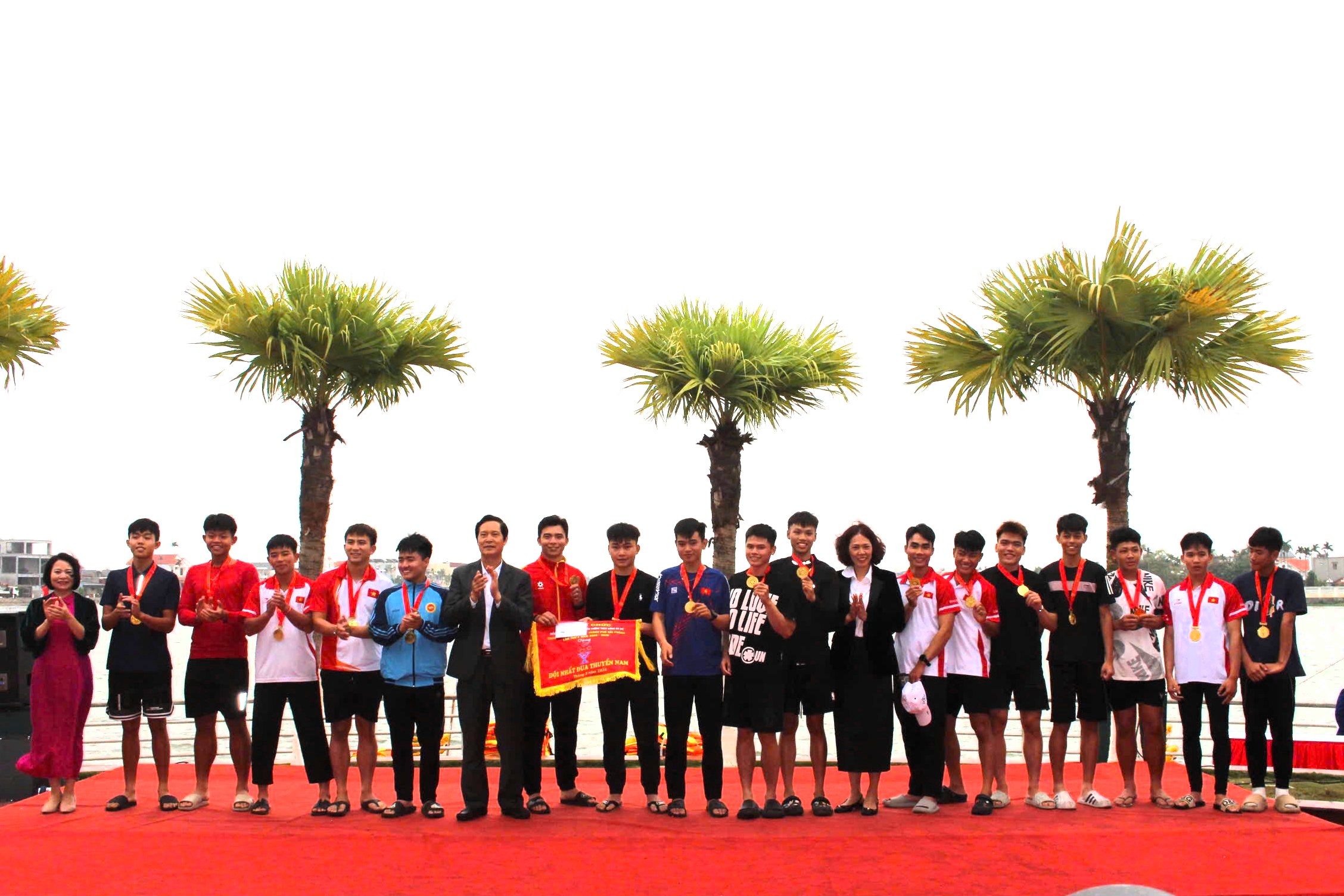 Đội phường An Phong gi&agrave;nh Huy chương V&agrave;ng nội dung đua thuyền nam.