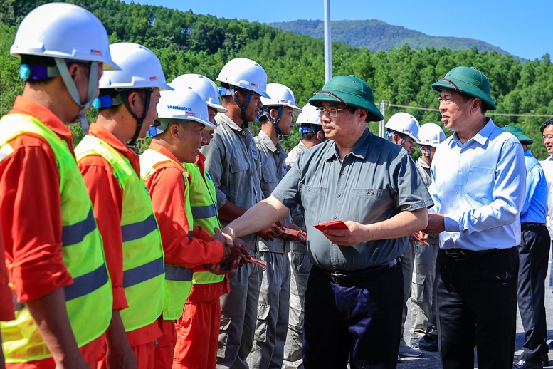 Thủ tướng tặng qu&agrave; động vi&ecirc;n c&ocirc;ng nh&acirc;n đang thi c&ocirc;ng tr&ecirc;n tuyến đường cao tốc đoạn Ho&agrave;i Nhơn-Quy Nhơn - Ảnh: VGP/Nhật Bắc