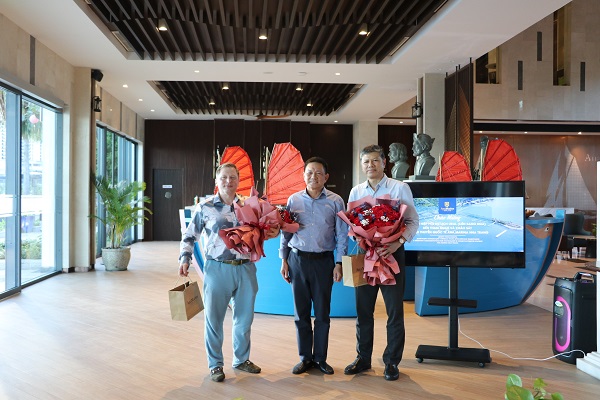 L&atilde;nh đạo B&ecirc;n Du thuyền Quốc tế Ana Marina Nha Trang tặng hoa l&atilde;nh đạo HHDL Ural- LB Nga v&agrave; Ph&oacute; Chủ tịch thường trực HHDL Kh&aacute;nh H&ograve;a