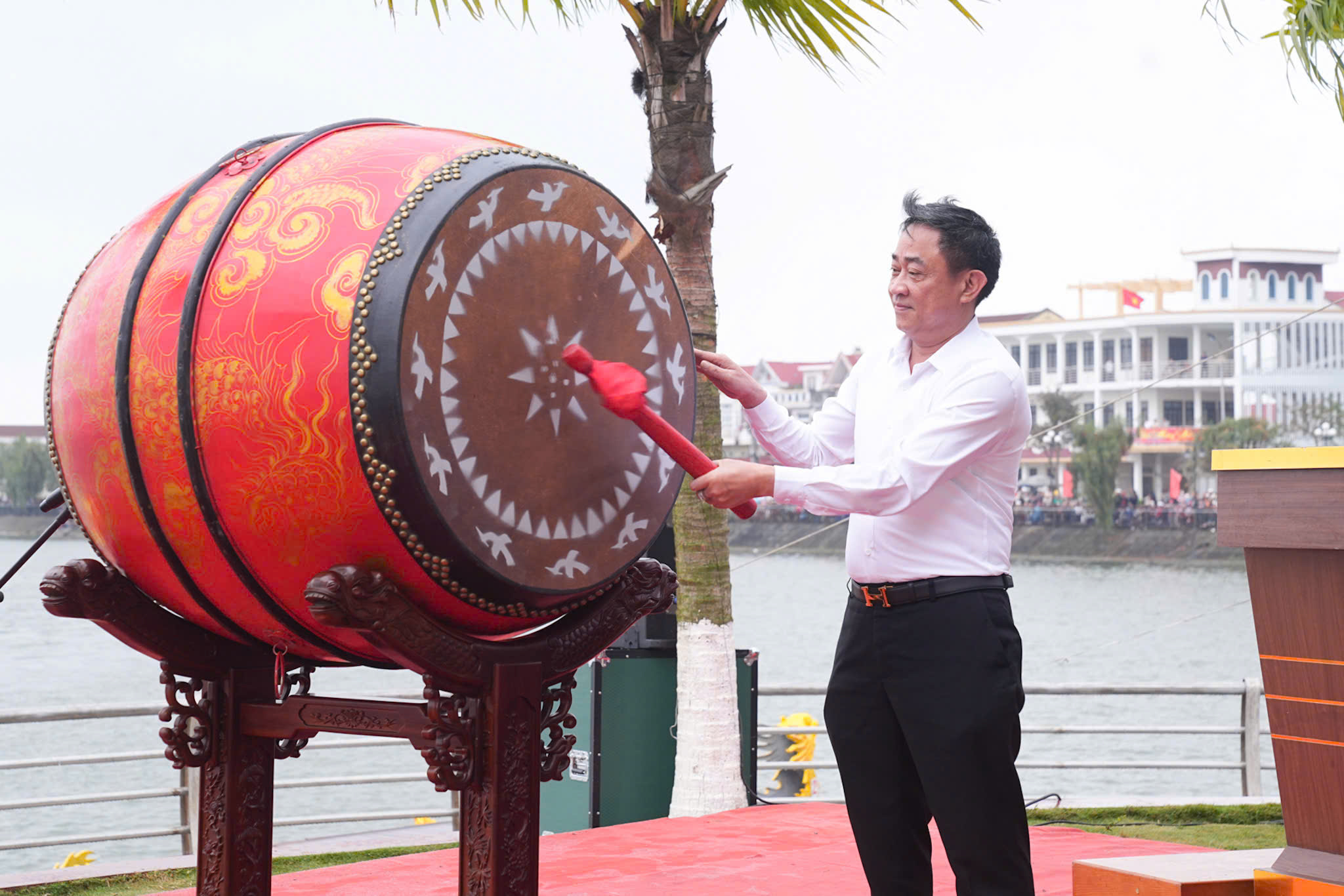 Đồng ch&iacute; Lưu Văn Thụy, Ph&oacute; B&iacute; thư Đảng ủy, Chủ tịc UBND x&atilde; Kiến Thụy đ&aacute;nh trống khai hội.